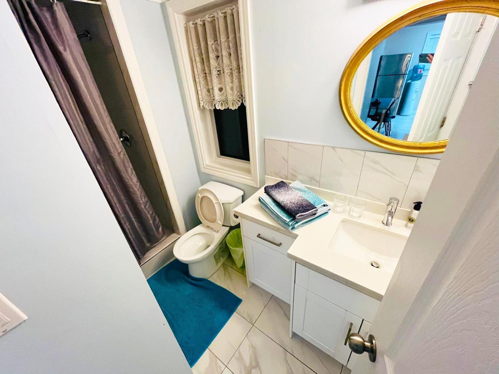 Private Suite With Private Entrance King Bed 列治文 外观 照片